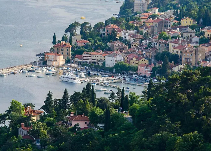 Premium With Beautiful Sea View, Short Walk To The Sea דירה *