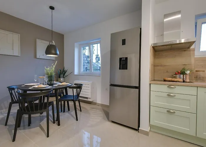 Premium With Beautiful Sea View, Short Walk To The Sea شقة *