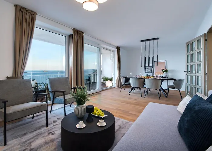 Premium With Beautiful Sea View, Short Walk To The Sea شقة *